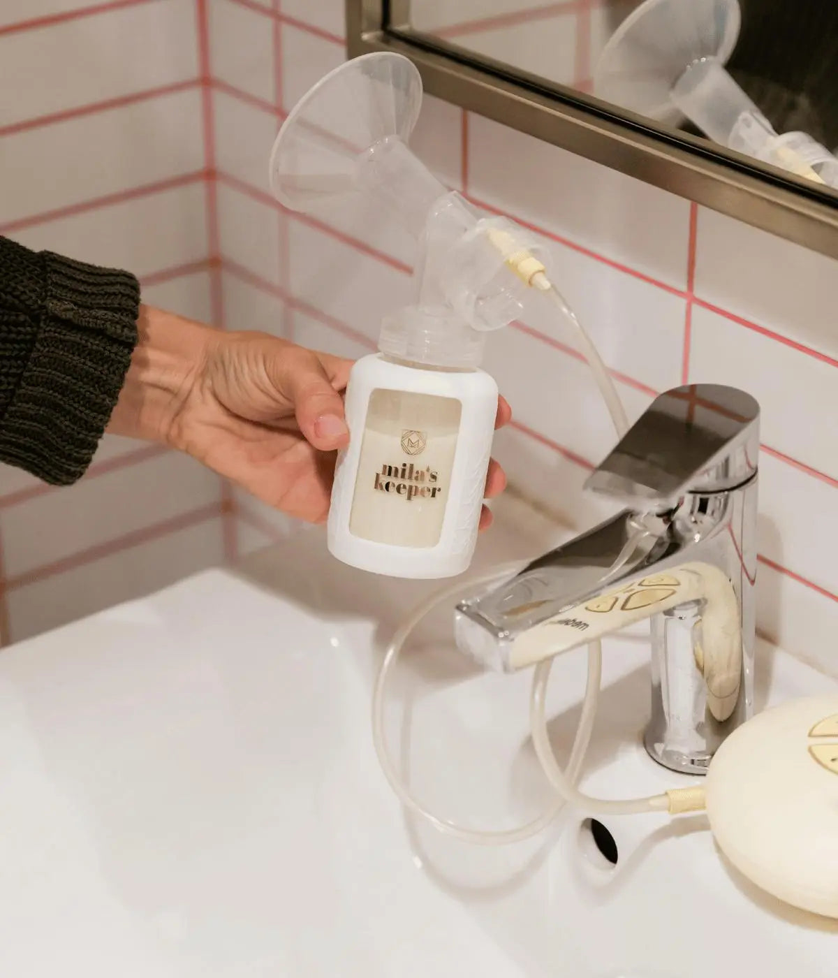 Pumping-on-the-Go-Essential-Tips-for-Pumping-While-Traveling-Mila-s-Keeper Mila's Keeper